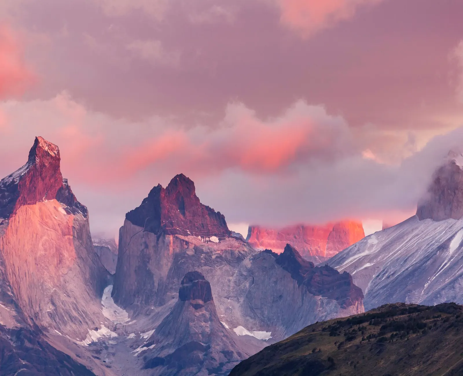Nubes rosas sobre las Torres del Paine al amanecer